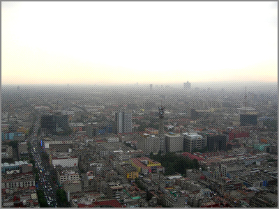 On peut voir sur cette photographie de Mexico City,
une épaisse couche de smog qui s'étend sur tout l'horizon.