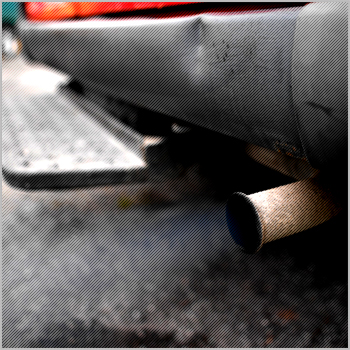 Rejet de CO2 par le pot d'échappement d'une automobile.