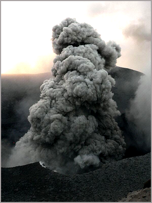 Eruption volcanique rejettant une épaisse fumée noire
contenant du dioxyde de souffre SO2 et de carbone CO2.